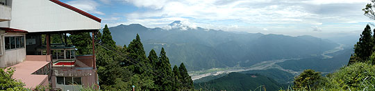 山頂奥之院駅からのながめ（駅の中にロープウェイが見えます。真ん中の山は富士山です）