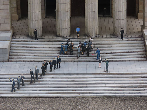 �c�����O�̋L�҂̐�ɍ��s���������܂�